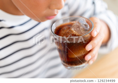 喝可樂的小學生 129234499