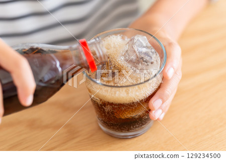 喝可樂的小學生 129234500