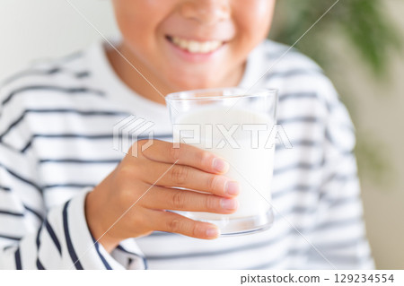 喝牛奶的小學生 喝牛奶的小學生 129234554