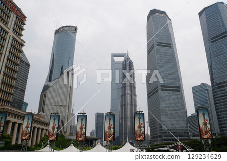 Shanghai, the square where the Oriental Pearl Tower is located 129234629