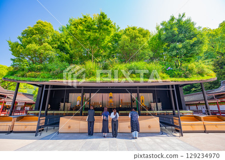[Fukuoka Prefecture] Dazaifu Tenmangu Shrine, a sacred place for Tenjin worship, worshippers pay their respects at the temporary shrine 129234970