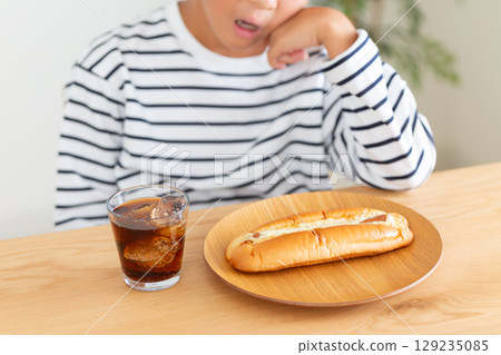 一名小學生擔心甜麵包 一名小學生擔心甜麵包 129235085