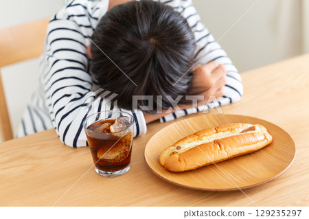 An elementary school boy worried about sweet bread 129235297