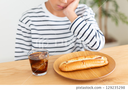 An elementary school boy worried about sweet bread 129235298