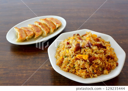 餐桌背景上的一組炒飯和餃子 餐桌背景上的一組炒飯和餃子 129235444
