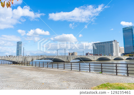 新潟縣新潟市萬代橋週邊的秋景 129235461