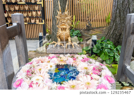 Hakusan Shrine's Chozuya (water purification fountain) in Niigata City, Niigata Prefecture Hakusan Shrine's Chozuya (water purification fountain) in Niigata City, Niigata Prefecture 129235467