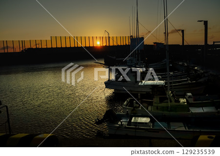 <素材> 黎明時分的漁港與漁船風景 129235539