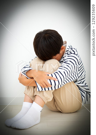 一個憂鬱的小學生待在房間裡 129235609