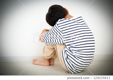 一個憂鬱的小學生待在房間裡 129235611