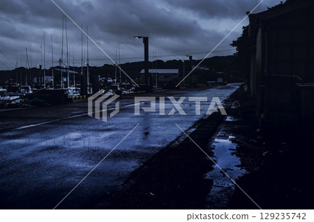 <素材> 黎明時分的漁港與漁船風景 129235742