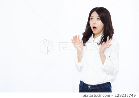 Surprised woman 129235749