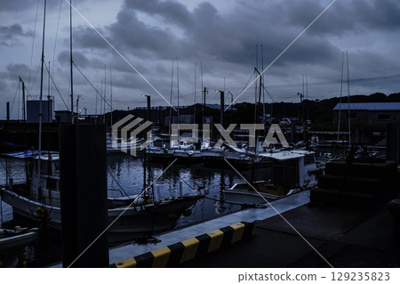 <Material> Scenery of a fishing port and fishing boats at dawn in summer <Material> Scenery of a fishing port and fishing boats at dawn in summer 129235823
