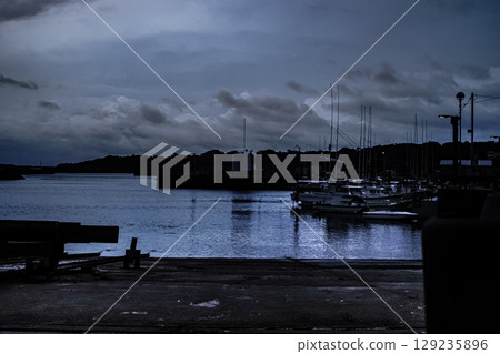 <素材> 夏日黎明的漁港與漁船風景 129235896