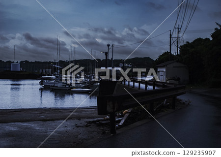 <Material> Scenery of a fishing port and fishing boats at dawn in summer 129235907