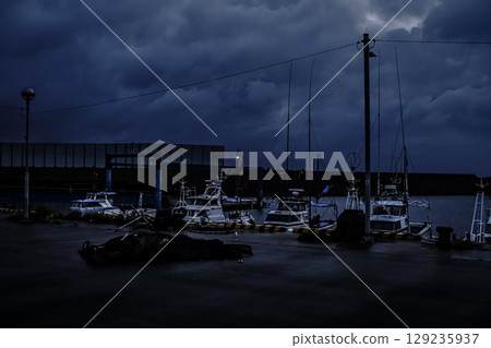 <素材> 夏日黎明的漁港與漁船風景 129235937