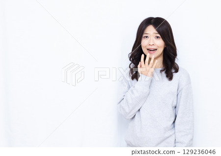 Surprised woman 129236046