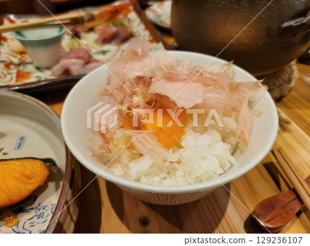 雞蛋飯配鰹魚碎 129236107