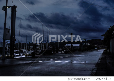 <素材> 夏日黎明的漁港與漁船風景 129236108