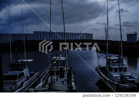 <素材> 夏日黎明的漁港與漁船風景 129236109