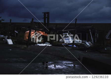 <素材> 黎明時分，漁港裡廢棄的重型機械 129236110