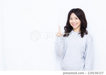 指著手指的女人 指著手指的女人 129236157