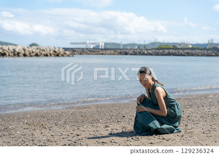 一個女人在沙灘上放鬆 129236324