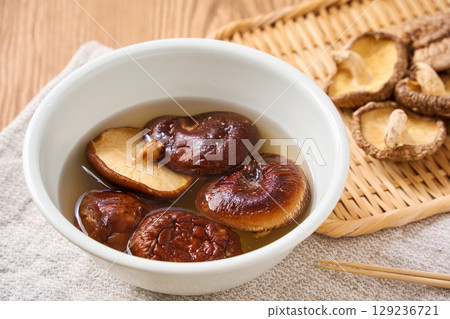 乾香菇的複水 | 將乾燥的日本食材在水中復水的烹飪場景 乾香菇的複水 | 將乾燥的日本食材在水中復水的烹飪場景 129236721