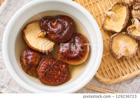 Rehydrating dried shiitake mushrooms | A cooking scene where dried Japanese ingredients are rehydrated in water 129236723