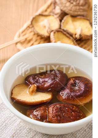 Rehydrating dried shiitake mushrooms | A cooking scene where dried Japanese ingredients are rehydrated in water 129236730