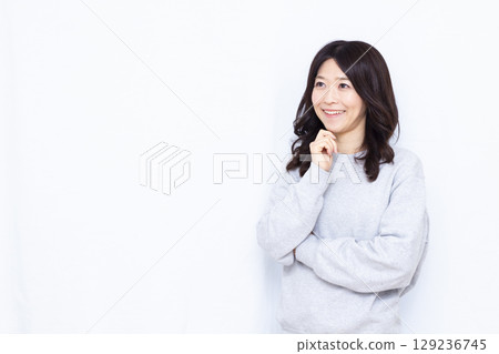 微笑著思考的女人 129236745