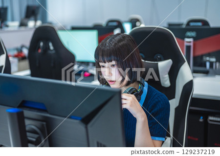 Female students playing e-sports on PC Female students playing e-sports on PC 129237219