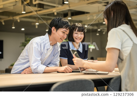 大學生享受小組討論 129237306