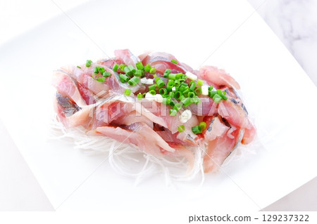 香煎竹莢魚 - 新鮮捕撈的竹莢魚,用刀切碎 香煎竹莢魚 - 新鮮捕撈的竹莢魚,用刀切碎 129237322