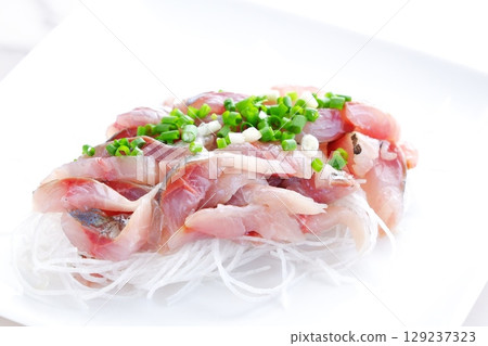 香煎竹莢魚 - 新鮮捕撈的竹莢魚，用刀切碎 129237323