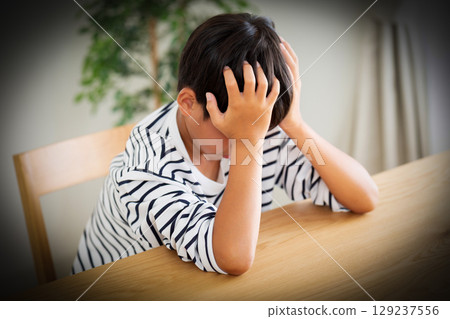 一個悶悶不樂的小學生 一個悶悶不樂的小學生 129237556