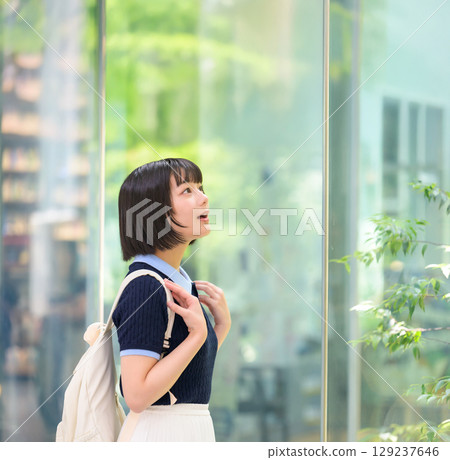 女大學生在窗邊凝視著外面 129237646