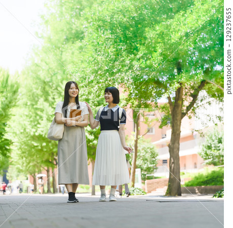 校園裡一對女學生聊天 129237655