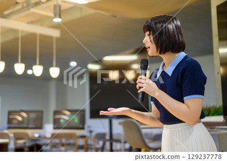 女學生做演講（手勢） 129237778