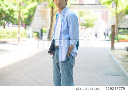 男學生上下學（全身） 129237779