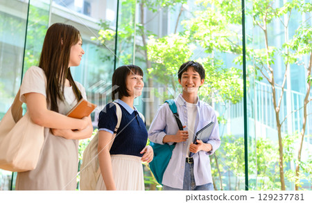 學生在窗邊聊天 129237781