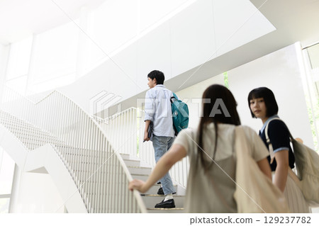 女學生在書架前排隊 129237782