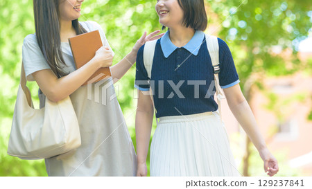 女學生在上學的路上 129237841