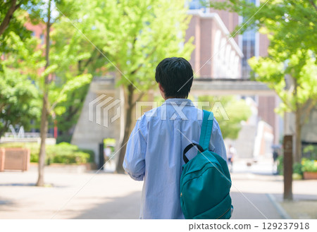 男大生上下學 — 全身照 129237918