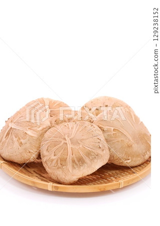 Shiitake mushrooms, raw mushrooms, large ingredients, mushrooms Shiitake mushrooms, raw mushrooms, large ingredients, mushrooms 129238152