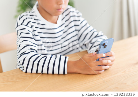 在家看智慧型手機的小學生 129238339