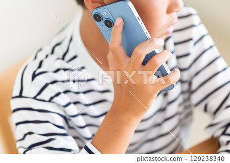 小學男孩在用智慧型手機聊天 129238340