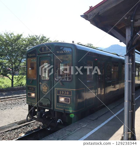 Wakasa Railway Wakasa Line: Station scenery reminiscent of the Showa era 129238344