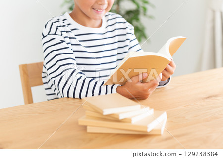 在家讀書的小學生 129238384