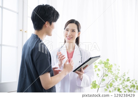 A doctor speaking at a meeting in a clinic or hospital 129238429
